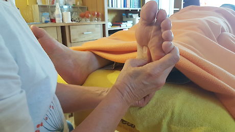 Reflexzonenmassage an den Füßen