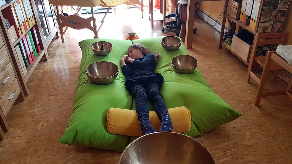 Klangmassage am Boden